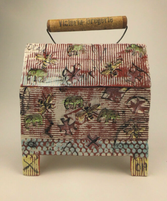 Kiste Victoria, 2020, glasierter Ton, 20 x 15 x 6 cm